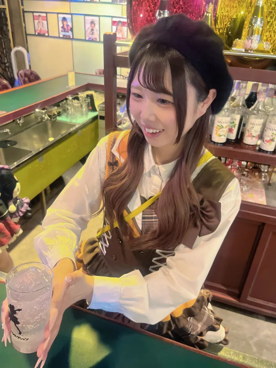 ドリンクをお出ししている様子